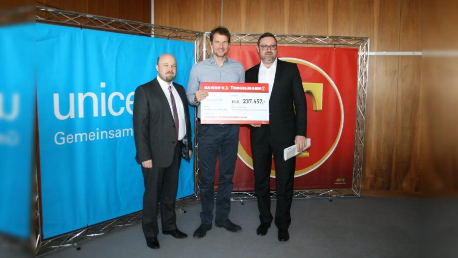 Jens Lehmann (m.) freut sich über die hohe Summe, die der Grußkartenverkauf von Kaiser's Tengelmann erbracht hat. (Foto: pi)