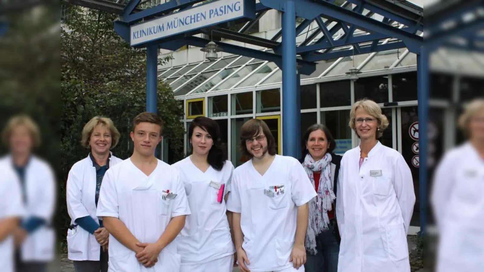 Pflegedienstleiterin Anneliese Kunath, die Krankenpflegeschüler und Heimbewohner Benedikt Große, Fatma Gül Ucar und Michael Riemer sowie Heide Butz und Christine Rupprecht als Lehrkräfte der Krankenpflegeschule (v.l.) schätzen das nahe Wohnheim sehr. (Foto: US)