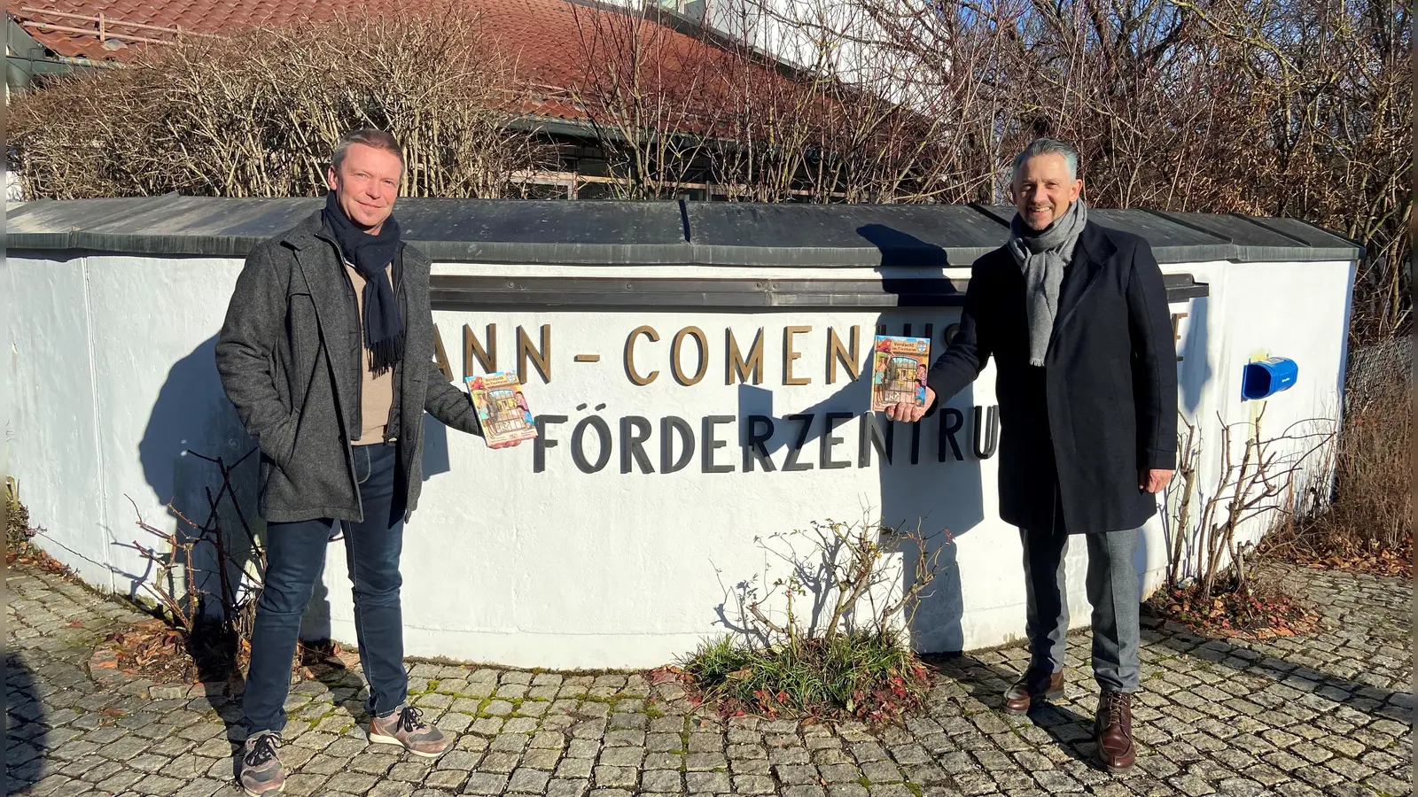 Thomas Huber (rechts) brachte Josef Klinger, Schulleiter der Johann-Comenius-Schule Grafing, frischen Lesestoff für die Schüler. (Foto: Büro Huber)