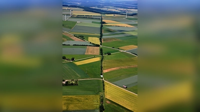 Der römische Limes im Luftbild, unter Hecken und Wäldern hat sich Bayerns längstes Bodendenkmal mit Mauerzügen, Wachtürmen und Grenzkastellen erhalten. Seit 2005 ist er UNESCO-Weltkulturerbe.  (Foto: Luftbild: Klaus Leidorf, BLfD)