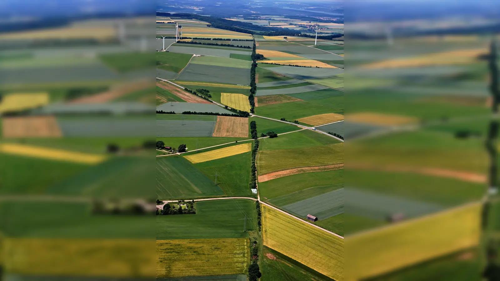 Der römische Limes im Luftbild, unter Hecken und Wäldern hat sich Bayerns längstes Bodendenkmal mit Mauerzügen, Wachtürmen und Grenzkastellen erhalten. Seit 2005 ist er UNESCO-Weltkulturerbe.  (Foto: Luftbild: Klaus Leidorf, BLfD)