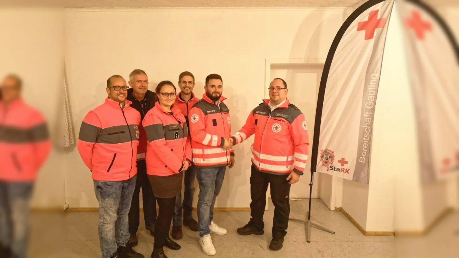 Die BRK Bereitschaft in Gauting: Kevin Winter (von links), Dr. Paul Geschwendt, Meike Landers, Jens Müller, der neue Bereitschaftsleiter Maximilian Lüpke und Kreisbereitschaftsleiter Bernhard <br>Eder. (Foto: BRK Starnberg)