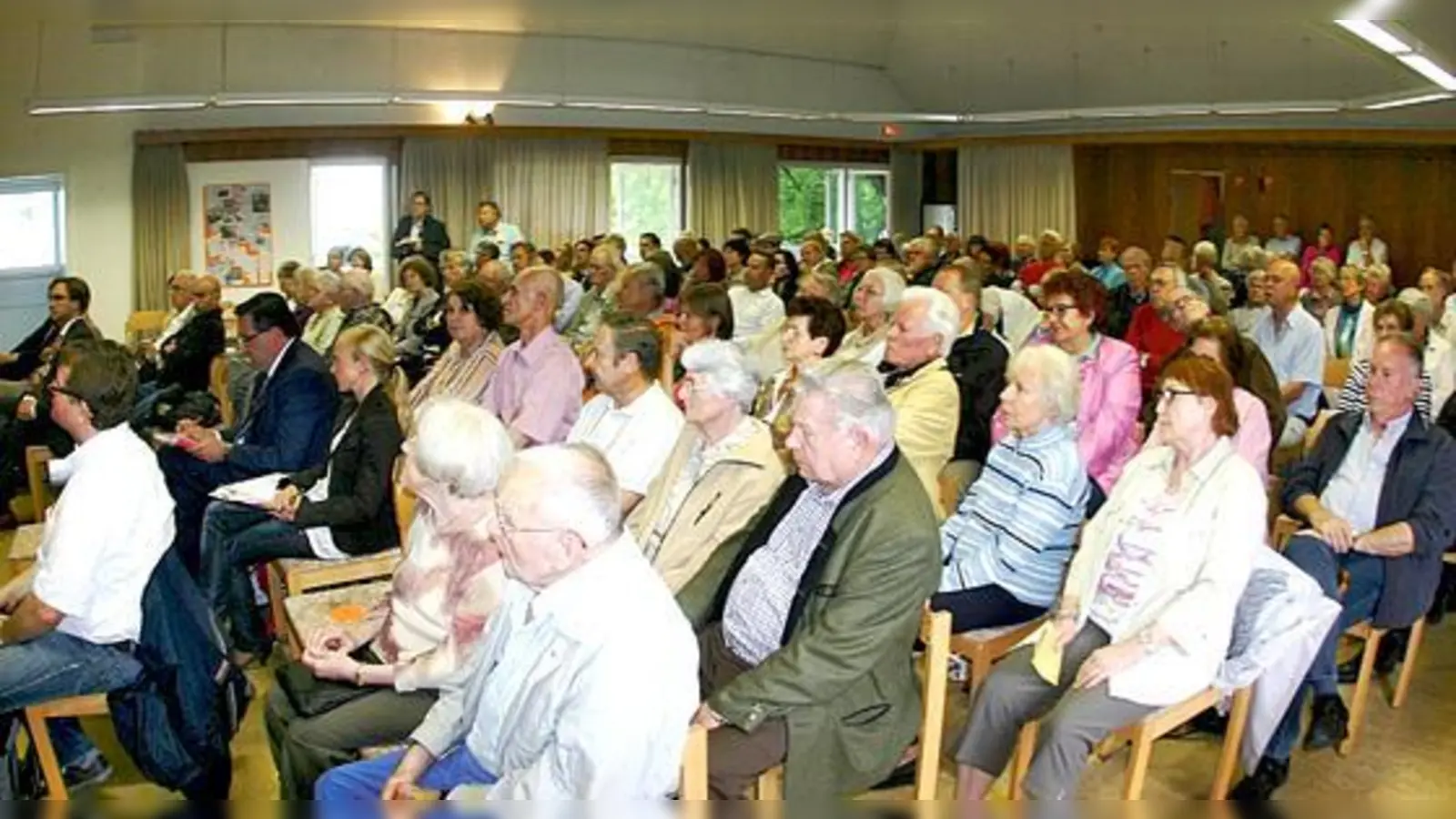Voll besetzt war die Versammlung über die Zukunft der Heimag-Siedlung.	 (Foto: Hettich)