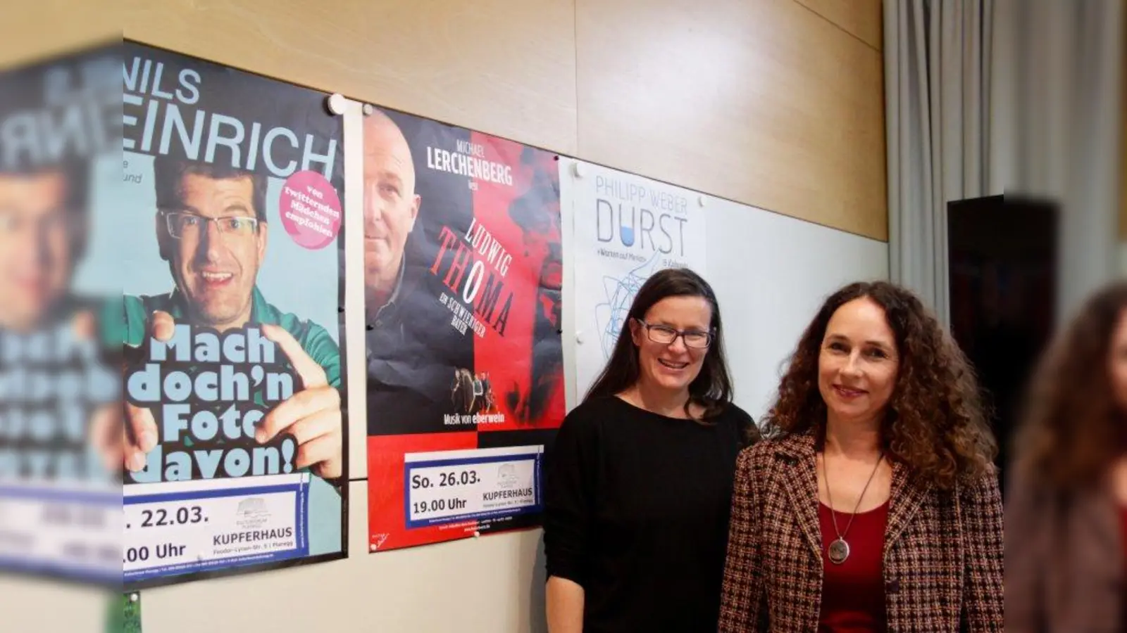 Der Aboverkauf hat schon begonnen, Rest- und Einzelkarten gibt es immer an der Abendkasse. Claudia Heuermann (l.) und Kulturreferentin Anja Fanslau vor den aktuellen Plakaten. (Foto: us)