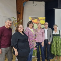 Feierten gemeinsam das Jubiläum (v.l.): Jürgen Ehrhardt ( Kreisfachberater), Kathi Hirschvogl (Kreisverband-Vorsitzende ), Ruth Wastian (1. Vorsitzende OGV-Oberpfaffenhofen), Sonja Höger (1.Vorsitzende OGV-Unterbrunn ), Bürgermeister Michael Sturm und Heidi Schmidt (1. Vorsitzende OGV-Hochstadt). (Foto: OGV)