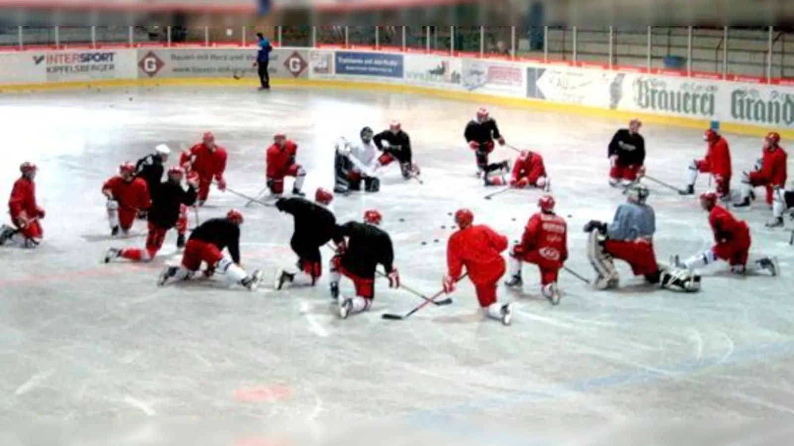 Die Oberliga-Cracks des Grafinger  EHC Klostersee haben an diesem Montag mit dem ersten Eistraining begonnen. 	 (Foto: smg)