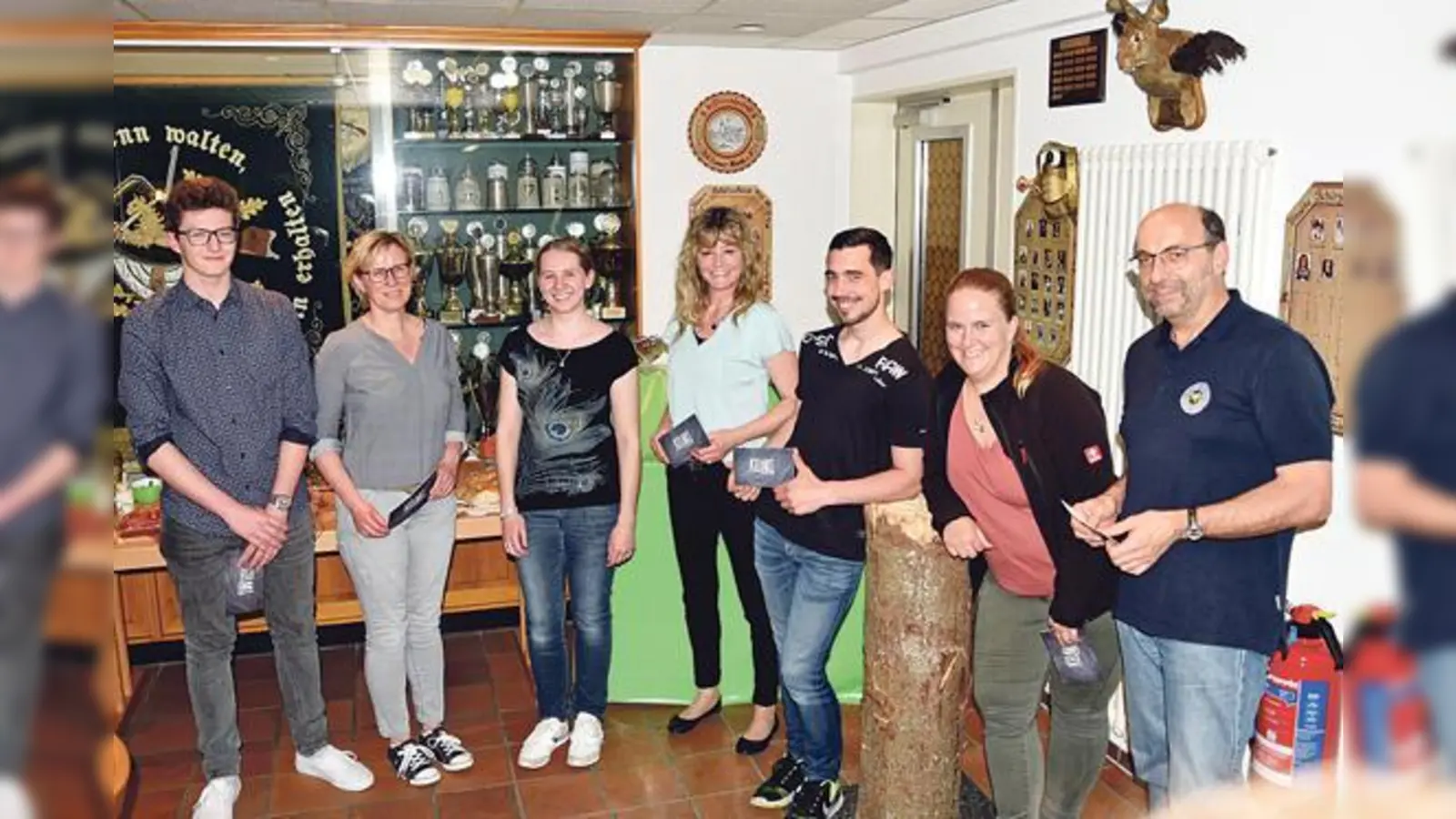 Mykyta Yevtushenko,  Sabine Gojczyk, Victoria Matten,  Santina Jochum, Michael Neumayer jun.,  Karina Eberle und Wolfgang Herrmann beim Gaudischießen.                                 (Foto: VA)