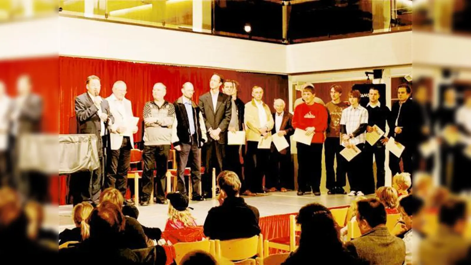 Anlässlich des Jubiläums wurden geehrt: Walter Rädler, Knut Wartenberg, Hans Westner, Martin Segner, Christian Bähr, Sascha Böhm, Gregor Bigalke, Manfred Brune, Josef Stark, Simon Gilbert, Martin Patz, Andi Hammerschick und Andi Hofherr (v. li.).  (Foto: Ed)