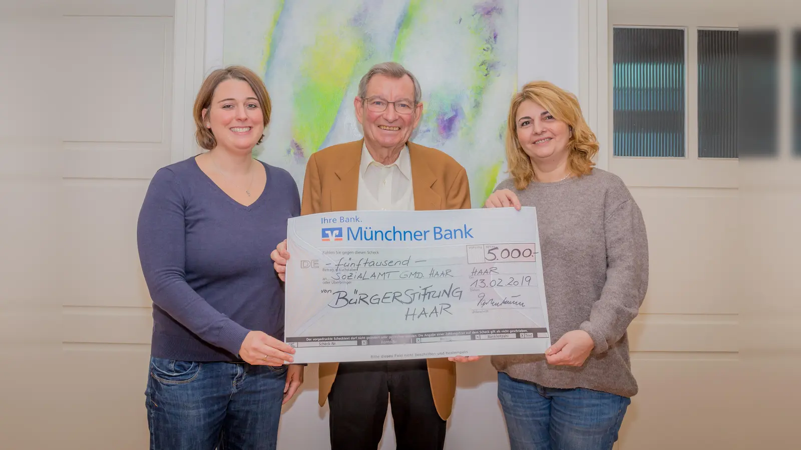 Katharina Dworzak (2.Bürgermeisterin), Jürgen Partenheimer (Vorstandsvorsitzender Bürgerstiftung Haar) und Funda Schnitzler (Leiterin Sozialamt), bei der Scheckübergabe. (Foto: Gemeinde Haar)
