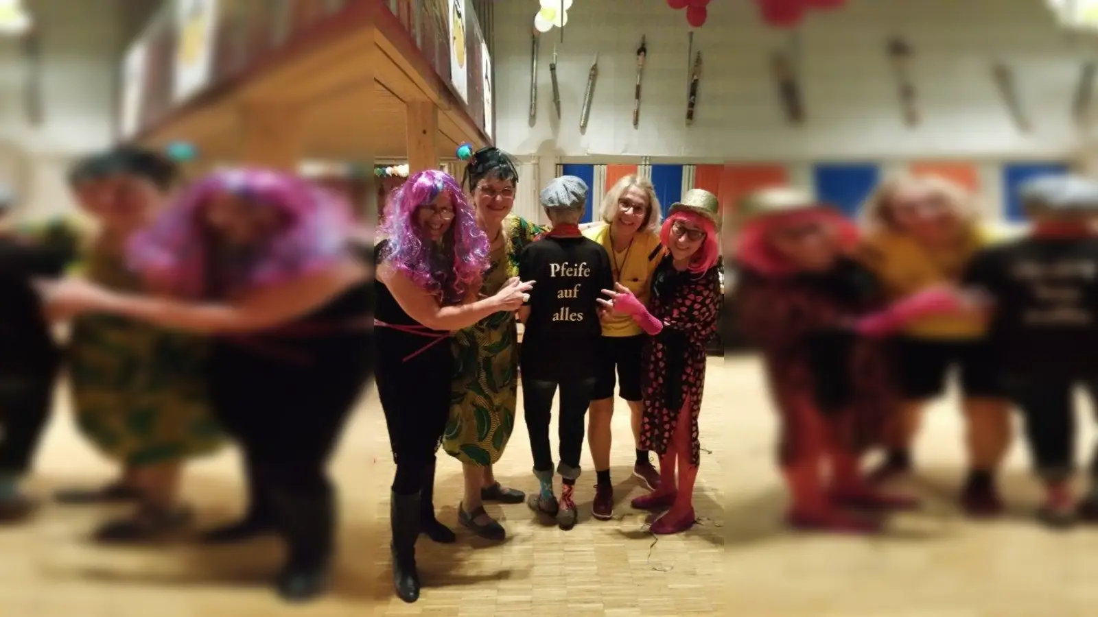 „Pfiffige Frauen” - so lautete das Motto des schon traditionellen Weiberfaschings der Pfarrei St. Benno am närrischen Donnerstag. Über 100 Damen ließen es sich nicht nehmen, in fantasievollen Kostümen dem Motto gerecht zu werden. Mit dabei waren auch vier Pfarrgemeinderätinnen, die bei der Pfarrgemeinderatswahl für St. Benno und St. Barbara am 24. und 25. Februar wieder antreten. Ingrid Heuer, Monika Reiter (Vorsitzende), Brigitte Kuhn (stellv. Vorsitzende) und Veronika Langbein (v. l.). Sie rufen dazu auf, dass sich möglichst viele Mitglieder der Kirchengemeinde St. Benno und St. Barbara an der Wahl beteiligen. Wahlberechtigt sind alle Katholiken der Gemeinde ab 14 Jahren. Wer an diesen Tagen verhindert ist, kann auf Antrag Briefwahlunterlagen im Pfarrbüro (spätestens sieben Tage vor der Wahl) beantragen: entweder persönlich in der Loristraße 21, telefonisch unter (089) 1211490 oder per Mail an st-benno.muenchen@erzbistum-muenchen.de. (Foto: Ingrid Heuer)