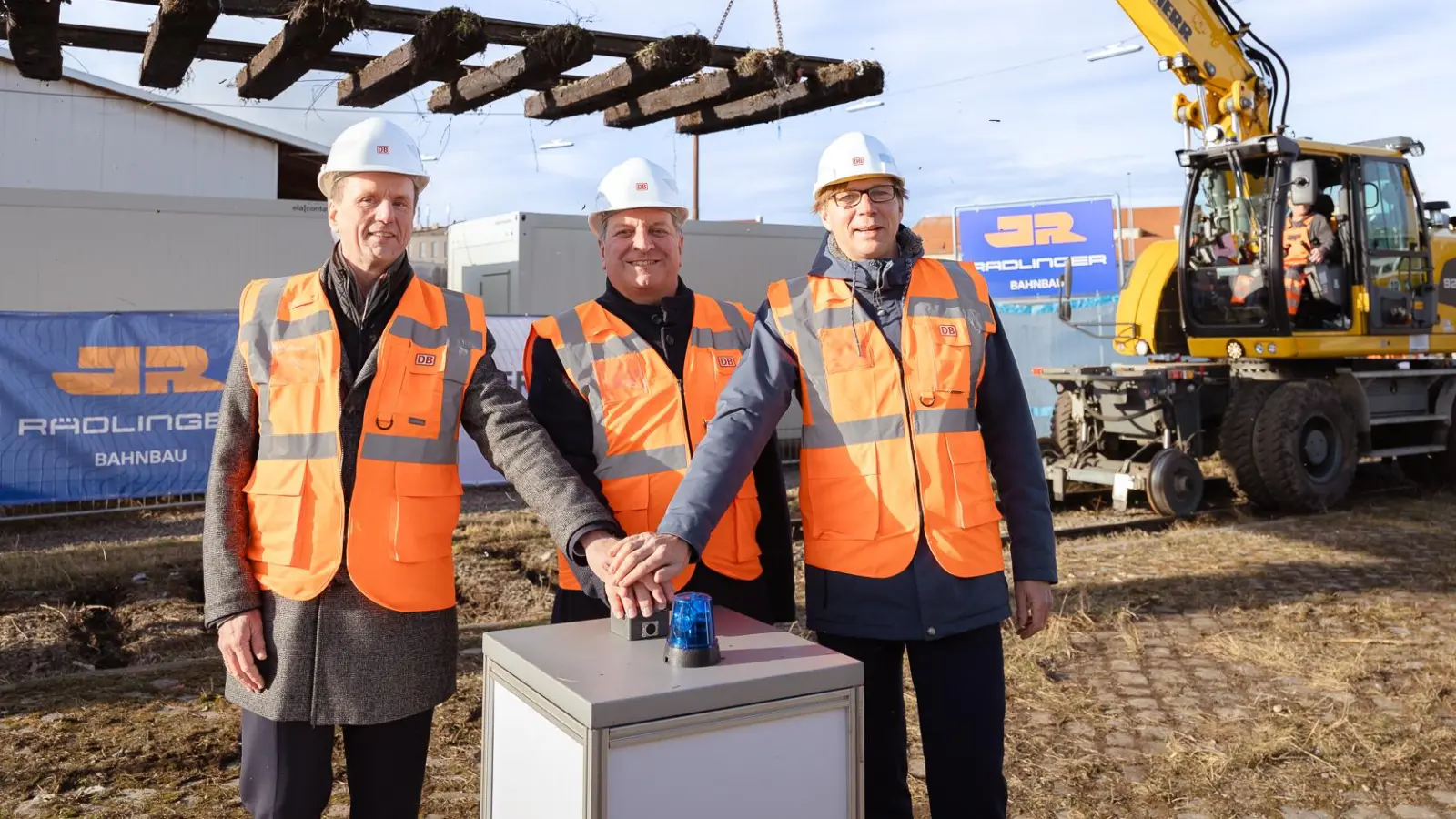 Klaus-Dieter Josel (Konzernbevollmächtigter der DB in Bayern), Christian Bernreiter (Bayerischer Staatsminister für Wohnen, Bau und Verkehr), Kai Kruschinski-Wüst (Gesamtprojektleiter 2. Stammstrecke)) geben das Startsignal für die neue Autoreisezuganlage (v.l.). (Foto: Thomas Kiewning)