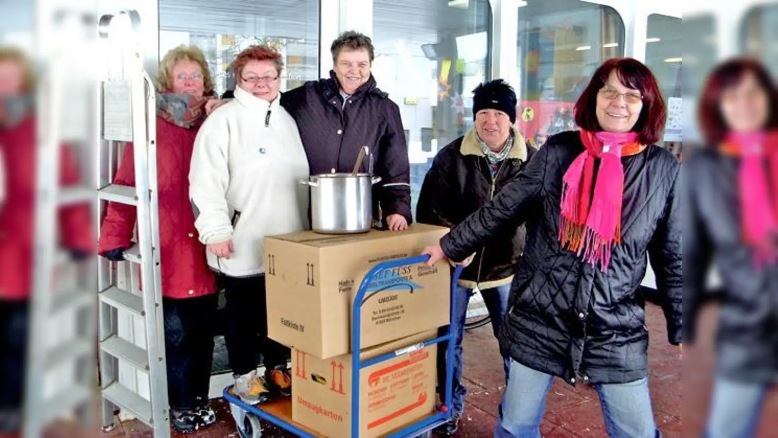 Christine Maier (re.) zieht gemeinsam mit ihren Mitarbeiterinnen Anneliese von Erhardt, Waltraud Koss, Elisabeth Strobl und Monika Rohde um.	 (Foto: aha)