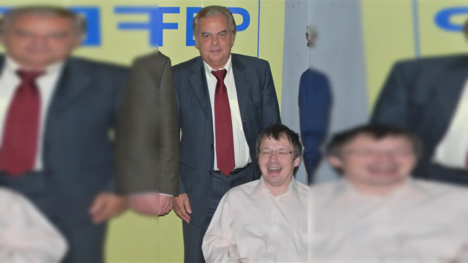 Wolfgang Mathis (r.) führt den Ortsverband der FDP für Putzbrunn-Hohenbrunn_Neubiberg. Er hat das Amt von Rochus Kammer übernommen (l.). (Foto: Heike Woschee)