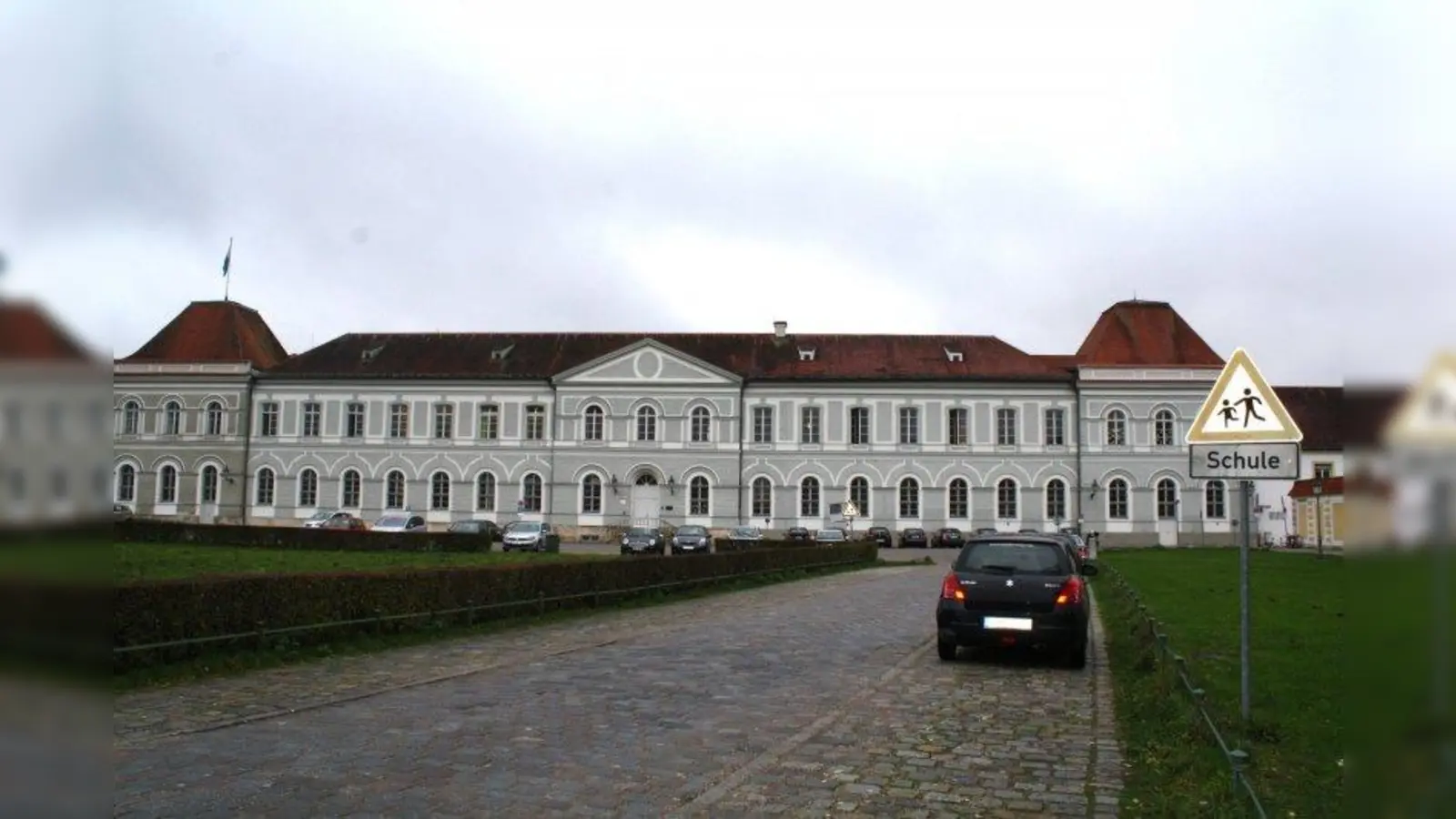 Die Grundschule in der Maria-Ward-Straße hat keine räumlichen Möglichkeiten mehr. Deshalb ist eine Sprengeländerung geplant. (Foto: sb)