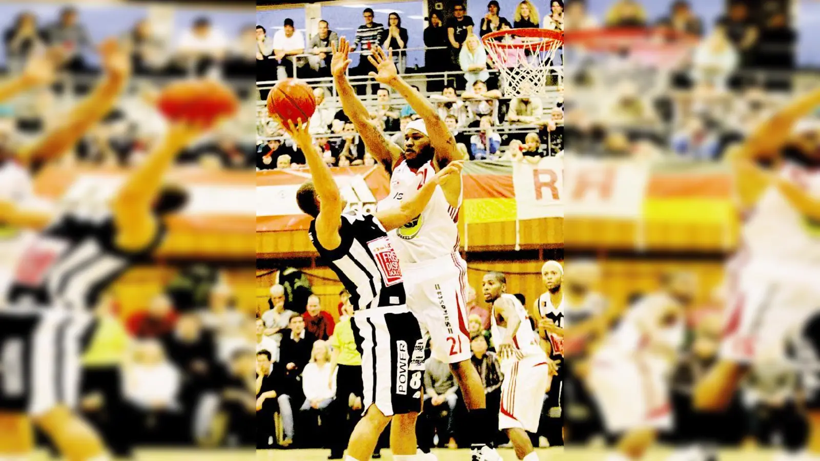 Rasheem Barret zeigt ein gutes Spiel gegen die Tigers aus Hannover. Hier im Luftduell mit Ex-Bayern Andrej Mangold.	 (Foto: Mike Gangkofner)