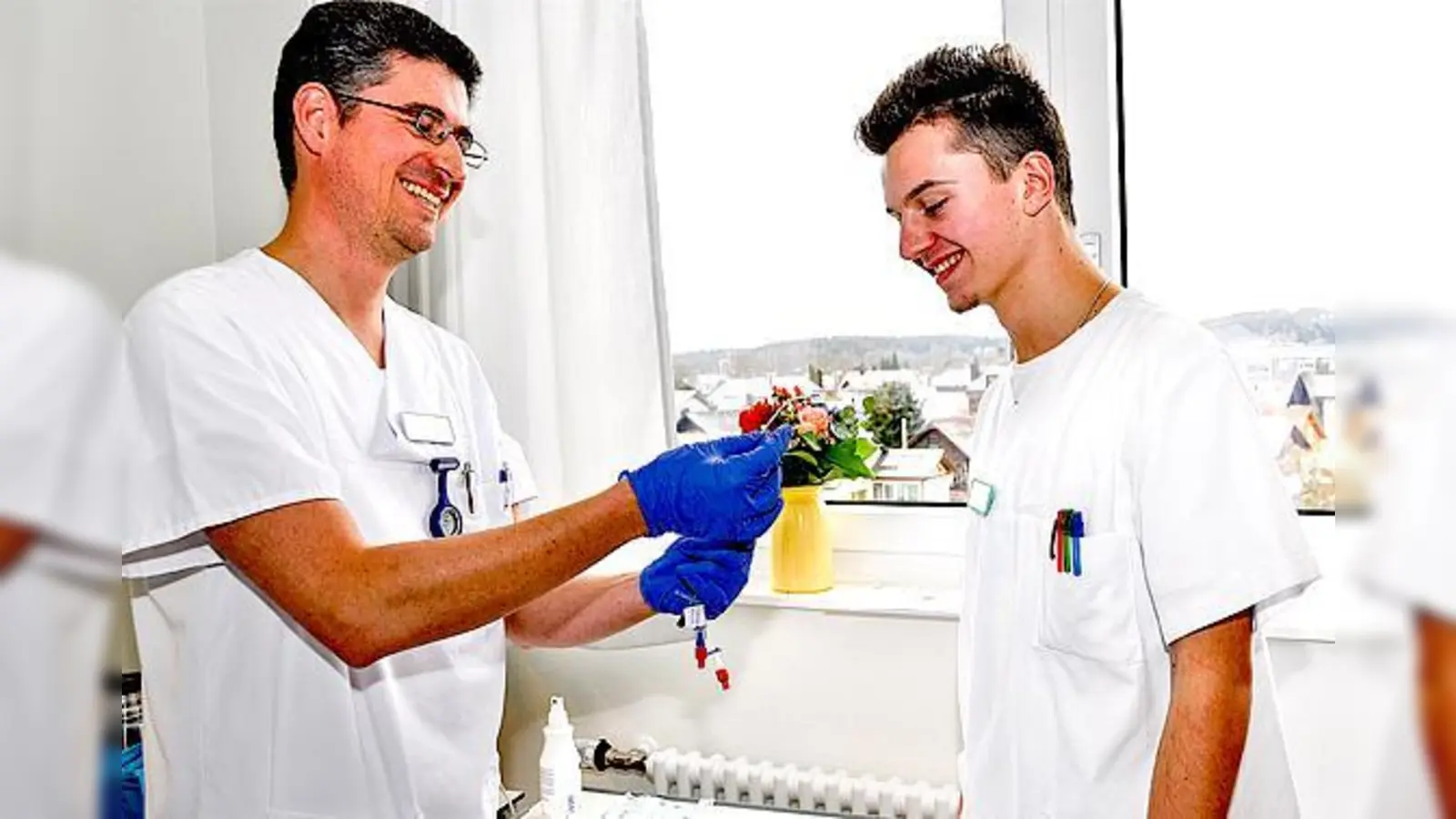 Praxisanleiter Horst Mauerer (li.) zeigt Pflegeschüler Raphael Dörrer, wie ein Zentraler Venenkatheter aufgebaut ist.	 (Foto: kk)