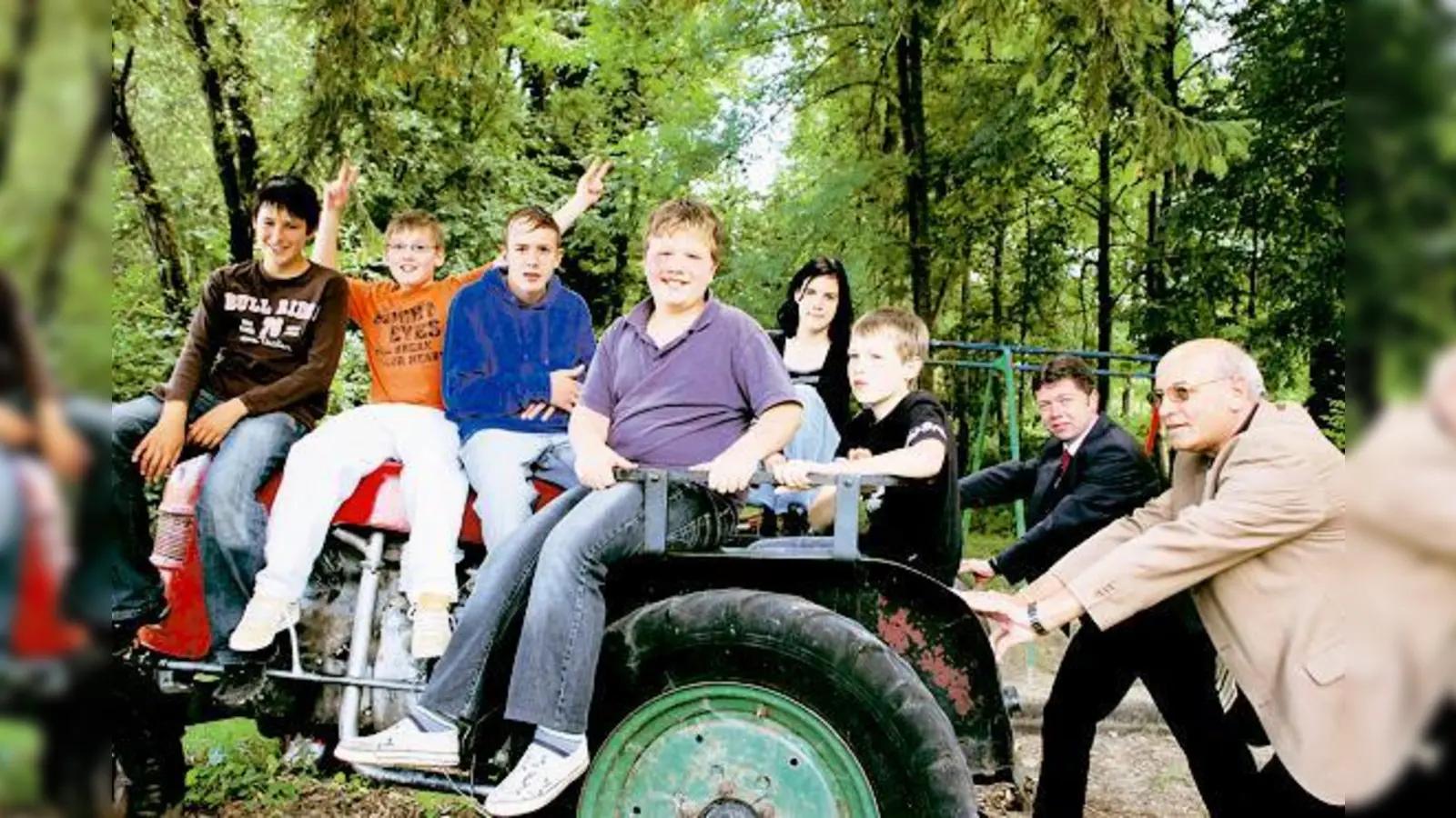 Bringen Schwung in die Jugendarbeit: Haimhausens Bürgermeister Peter Felbermeier (2. v. re.) und sein Fahrenzhausener Kollege Rudolf Jengkofer.	 (Foto: sh)