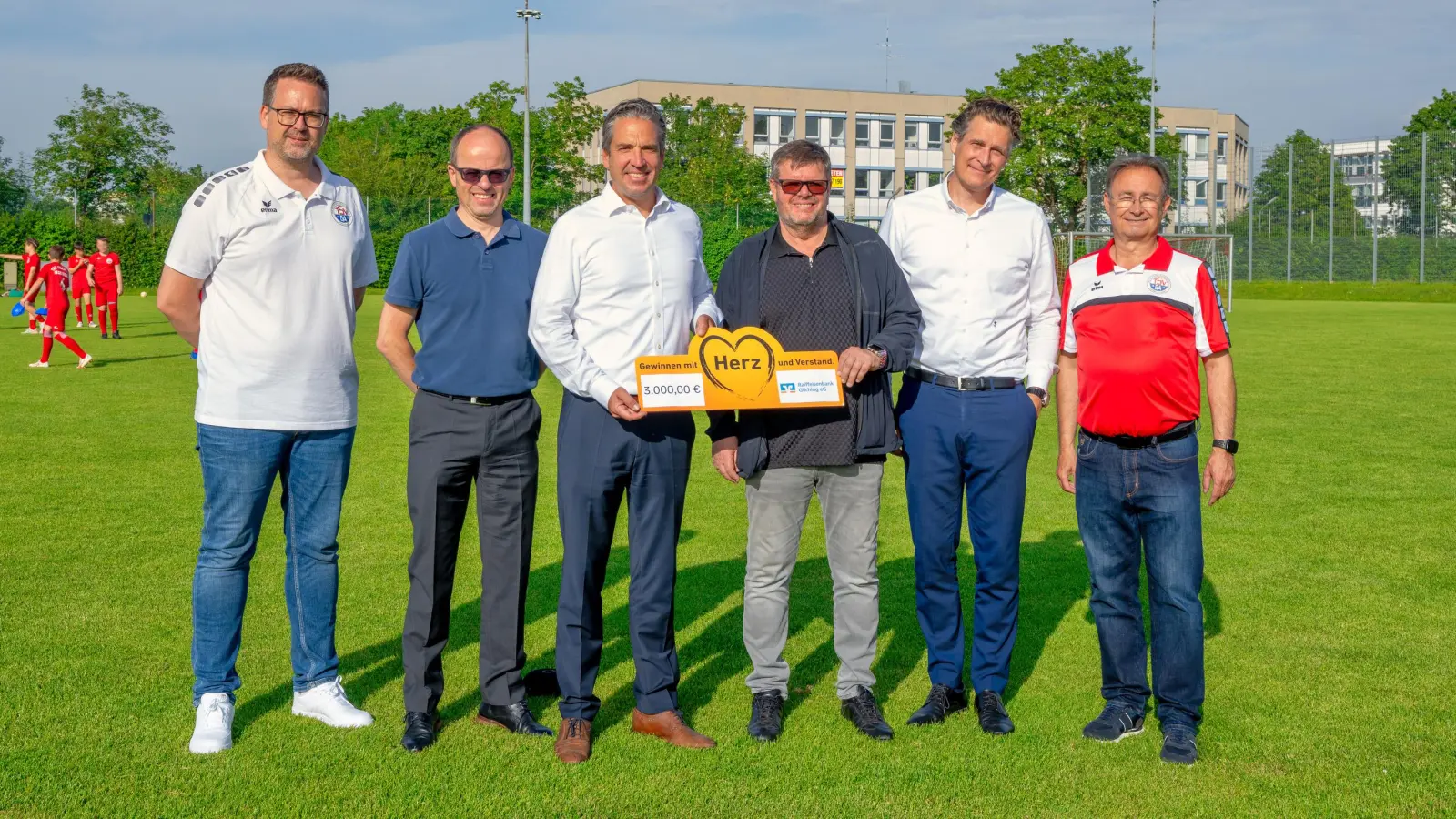 Freude bei der Spendenübergabe an den TSV Gilching-Argelsried e.V. (von links): Justus Wehmeier (Sprecher Jugendleitung), Werner Kuper (Finanzvorstand TSV Gilching-Argelsried e.V.), Jochen Beier (Vorstand Raiffeisenbank Gilching eG), Peter Kramer (Präsident TSV Gilching-Argelsried e.V.), Oliver Glöggler (Vorstand Raiffeisenbank Gilching eG) und Harald Schwab (Vizepräsident TSV Gilching-Argelsried e.V.). (Foto: Raiffeisenbank Gilching eG)