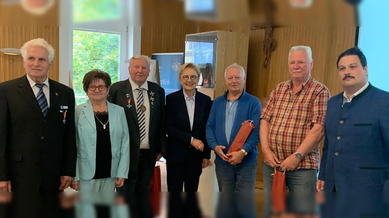 Der Volksbund ehrte die erfolgreichsten Sammler 2023: (v.l.) C. Felbermeier, Kreisverb. Neuburg-Schrobenh. und Ehefrau Therese; H. Holzapfel, Kreis Dachau; M. Els, Bezirksvors. Volksbund Obb.; O. Hartl, SKK-Grafing; W. Scholz, KV Utting und B. Klima, GF Bezirksverb. Obb. (Foto: SKK-Grafing)