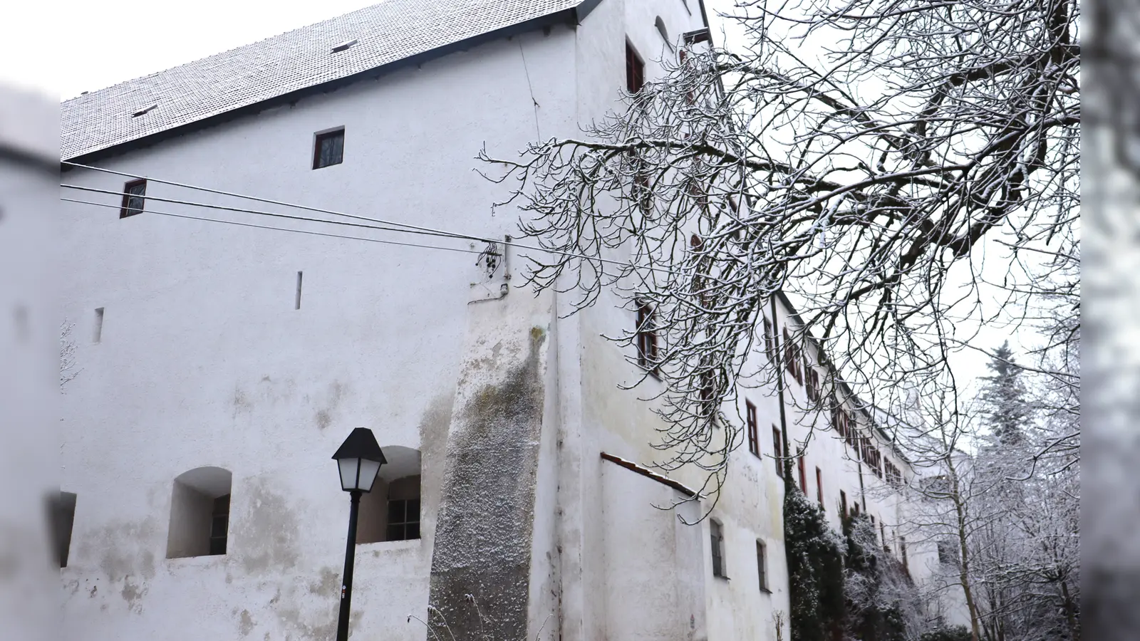 Das Schloss Burgrain, errichtet Anfang des 13. Jahrhunderts, war einst Sitz der Herrschaft Burgrain, die dem Freisinger Fürstbischof unterstand. (Foto: bas)