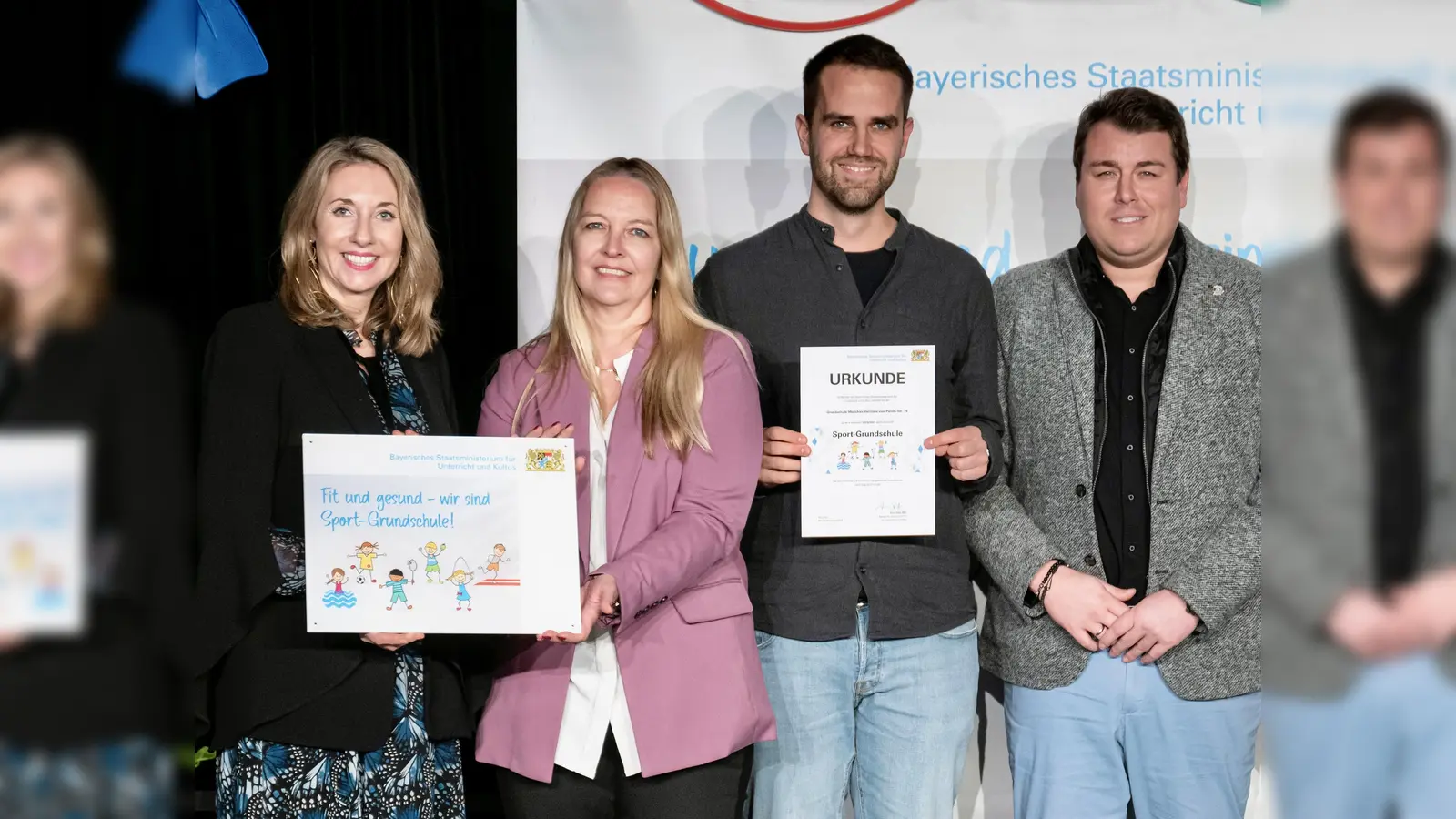 Kultusministerin Anna Stolz, Schulleiterin Claudia Jarosch, Alexander Baumer und Michael Weiß vom BLSV (v.l.) bei der Zertifizierungsfeier. (Foto: Lukas Barth-Tuttas)