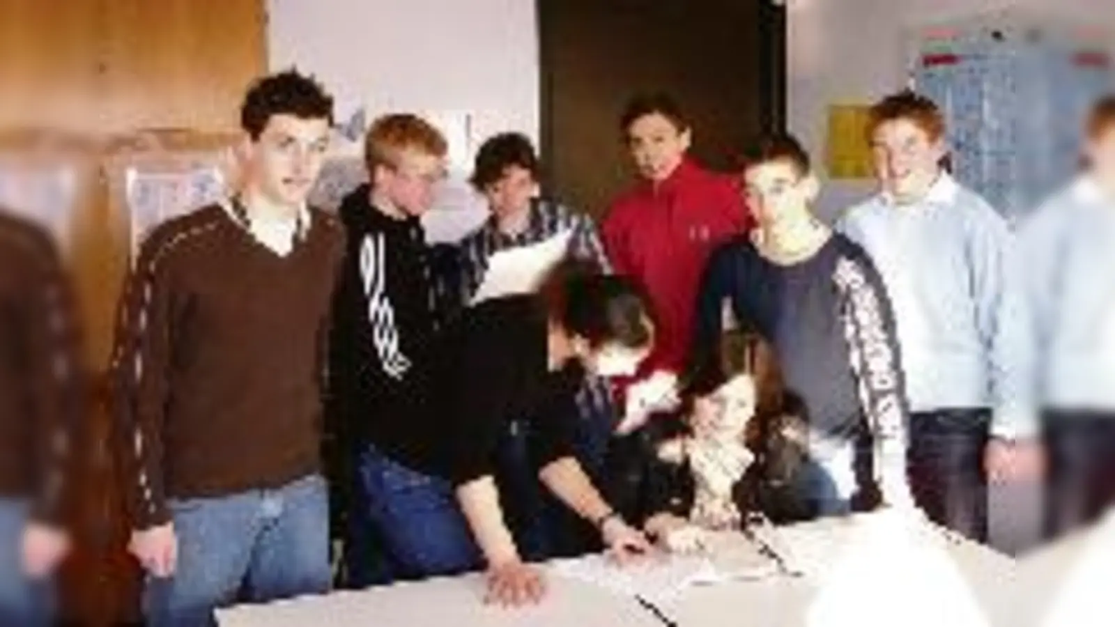 Feiern kann harte Arbeit sein  diese Erfahrung machen Moosacher Schüler mit ihrer Firma »Ay Karamba Entertainment« mit der Vorstandsvorsitzenden Nata Gladchtein (sitzend).  (Foto: wei)