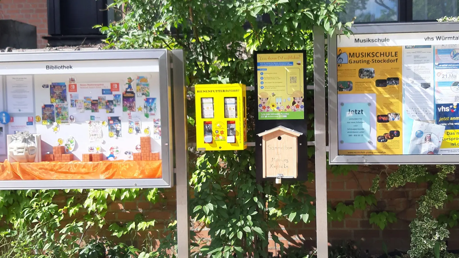 Der ehemalige Kaugummiautomat vor dem Gautinger Rathaus ist mit bienenfreundlichem Saatgut bestückt und soll Passanten dazu motivieren, ihre Gärten und Balkone aufblühen zu lassen.  (Foto: Gemeinde Gauting)