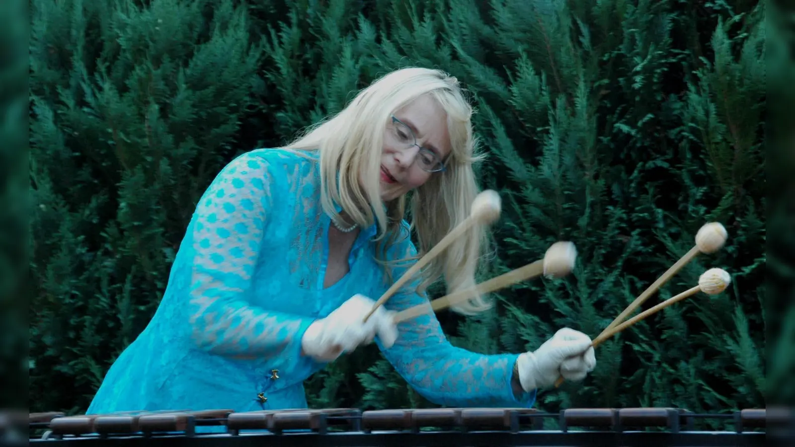 Märchen und mitreißende Marimba-Klänge bieten die drei Musiker von der Amandi MarimbaBanda (Foto: ©M. Amandi)