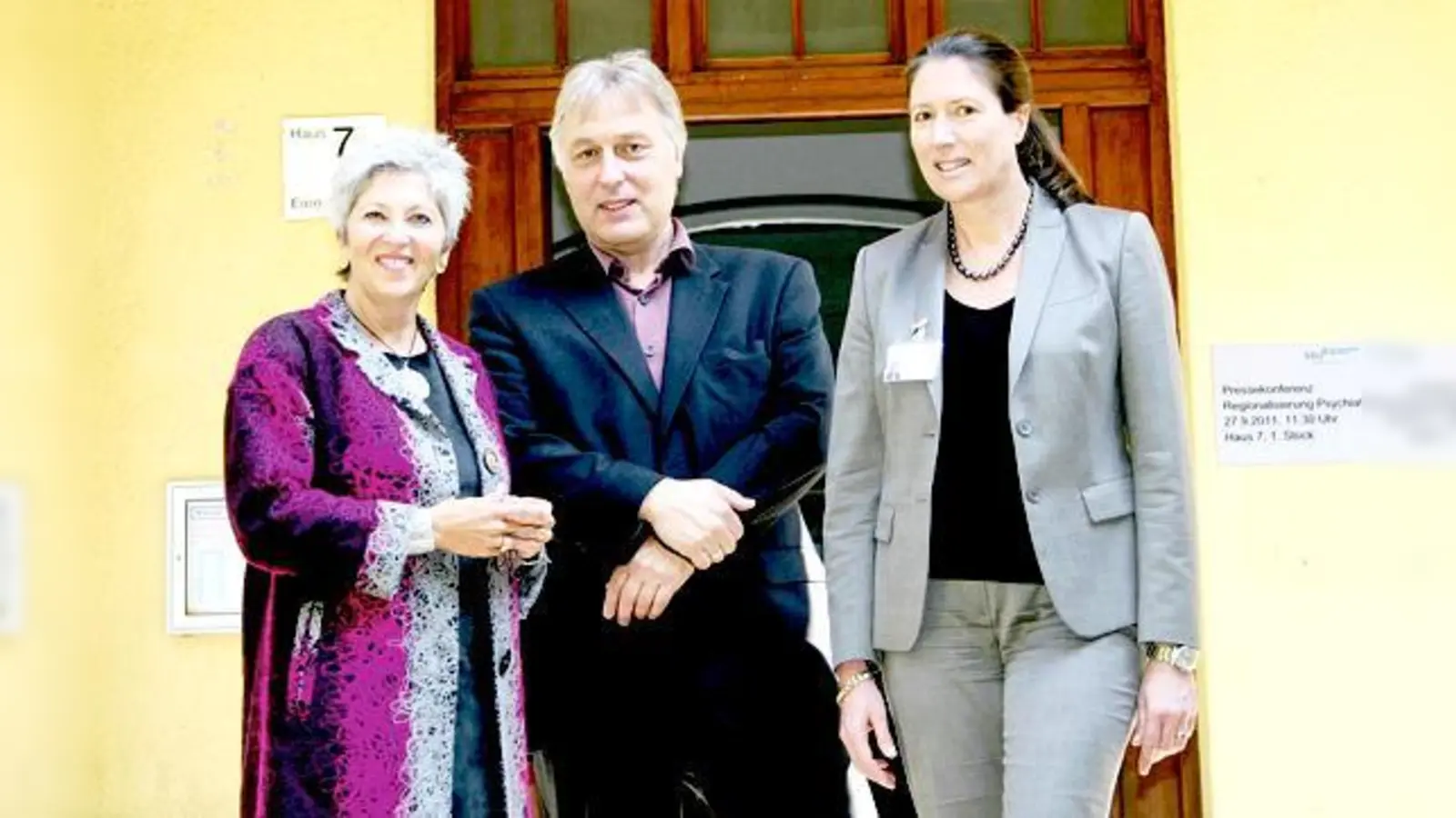 Elizabeth Harrison, Jörg Hemmersbach und Eva Greiner-Marko (v.l.) freuen sich über die Erweiterung des Schwabinger Krankenhauses.	 (Foto: scy)
