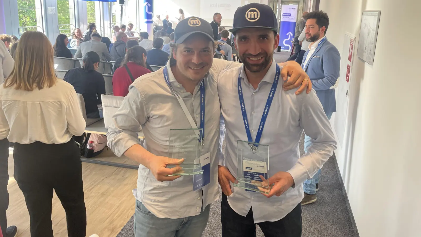 Clemens Deyerling und Robert Schotten vom hoki-Betreiber omobi nahmen den Preis entgegen. (Foto: Gem. Holzkirchen)