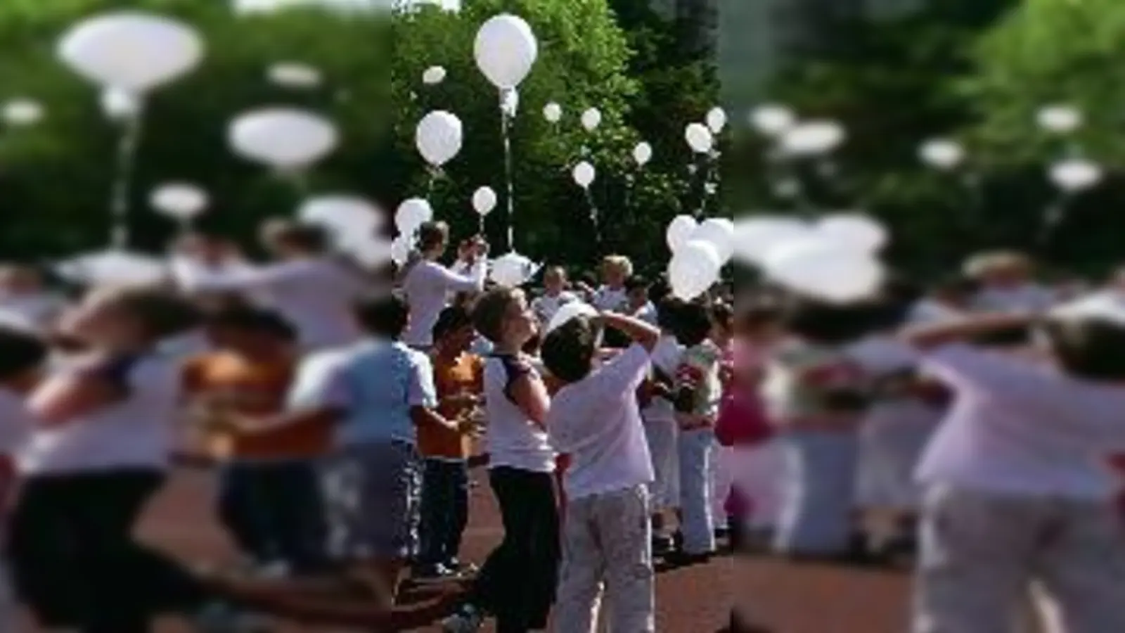 Symbolischer Akt: Über 400 Luftballons entließen die Schüler in die Lüfte. Jeder Ballon ist mit einer eindringlichen Friedenstauben-Botschaft bestückt: »Wir sind gegen Gewalt &nbsp;und Du?« (Foto: gf)