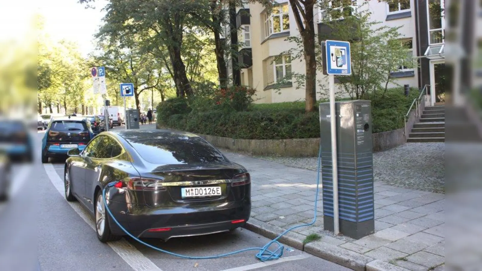 Der Bezirksausschuss Sendling fordert den Rückbau der Ladestation in der Bavariastraße von vier auf zwei Stellplätze. (Foto: nh)