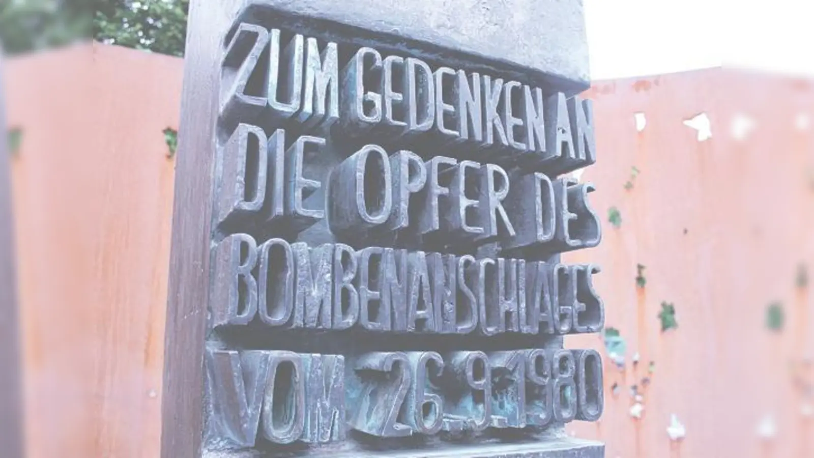 Ein Denkmal erinnert auf der Theresienwiese an das schreckliche Attentat während des Oktoberfestes im Jahr 1980.	 (Foto: cr)