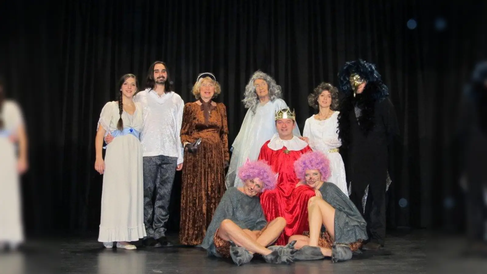 Die „Schneekönigin”: In Neuried spielten v.l. stehend Samantha Leuzinger, Philipp Andriotis, Ingelore Holz, Brigitte Hoerrmann, Mona Oswald, Stephan Neuner, vorne sitzend Isabella Lappé, Roland Schneider und Ulrike Dostal. (Foto: bb)