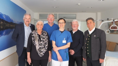 Das Team des Klinikum Penzbergs ist dankbar (v.l.n.r.): Martin Schmid, Geschäftsführer des Klinikums Penzberg, Regina Bartusch, Erste Vorsitzende des Fördervereins der Freunde des Krankenhauses Penzberg e. V., Dr. Martin Herrmann, Leitender Oberarzt, Prof. David Anz, Chefarzt der Inneren Medizin mit Schwerpunkt Gastroenterologie, Helmut Edenhofer, Kassier des Fördervereins und Ludwig Schmuck, Erster stellvertretender Vorsitzender des Fördervereins. (Foto: Klinikum Penzberg)