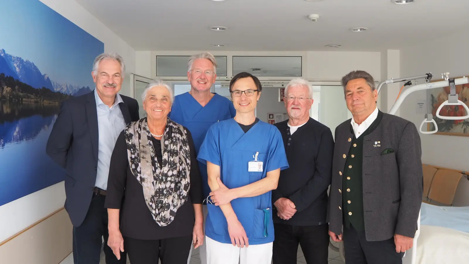 Das Team des Klinikum Penzbergs ist dankbar (v.l.n.r.): Martin Schmid, Geschäftsführer des Klinikums Penzberg, Regina Bartusch, Erste Vorsitzende des Fördervereins der Freunde des Krankenhauses Penzberg e. V., Dr. Martin Herrmann, Leitender Oberarzt, Prof. David Anz, Chefarzt der Inneren Medizin mit Schwerpunkt Gastroenterologie, Helmut Edenhofer, Kassier des Fördervereins und Ludwig Schmuck, Erster stellvertretender Vorsitzender des Fördervereins. (Foto: Klinikum Penzberg)