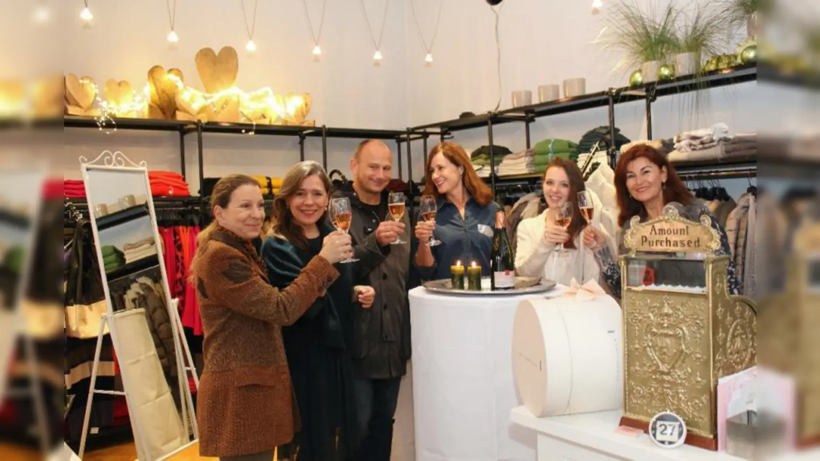 Gemütliche Atmosphären in den Geschägften prägten den Pasing Samstag wie hier bei Oggi-Moden in der Bäckerstraße. Inhaberin Monika Heigl (2.v.l.) mit Kunden und den Oggi-Mitarbeiterinnen Maria Linz und Lena Wimmer (v.r.). (Foto: US)