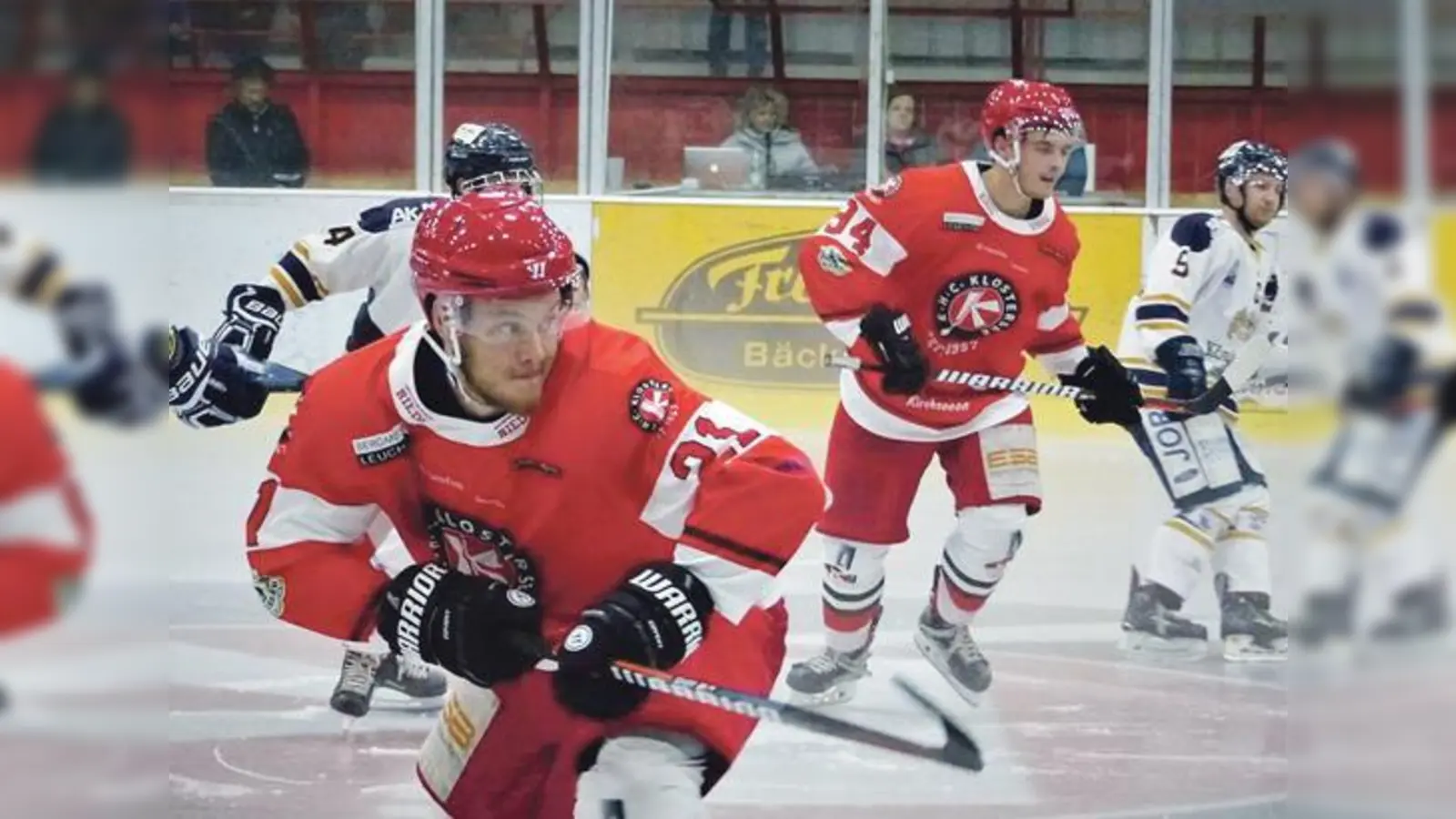 Veit Wieczorek und Raphael Kaefer (von links), der Torschütze und Vorbereiter des ersten und einzigen Tores im ersten Vorbereitungsspiel des EHC Klostersee.	 (Foto: smg)