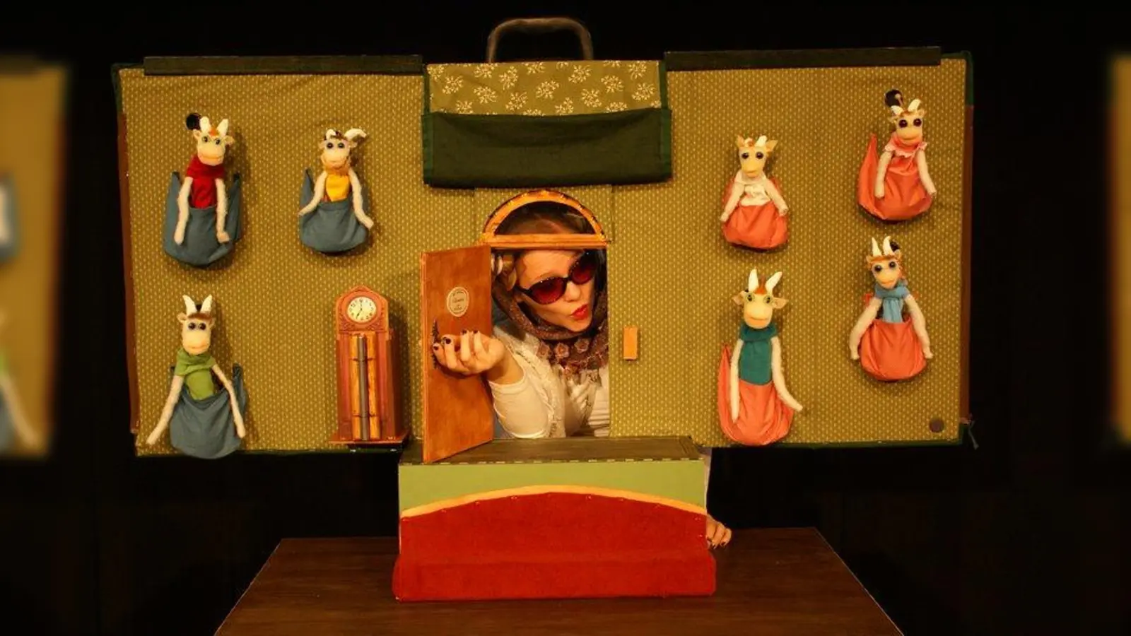 Birte Hebold vom Figurentheater Eigentlich präsentiert „Sieben Geißlein (...und der Wolf) in der Pasinger Fabrik. (Foto: Figurentheater Eigentlich)