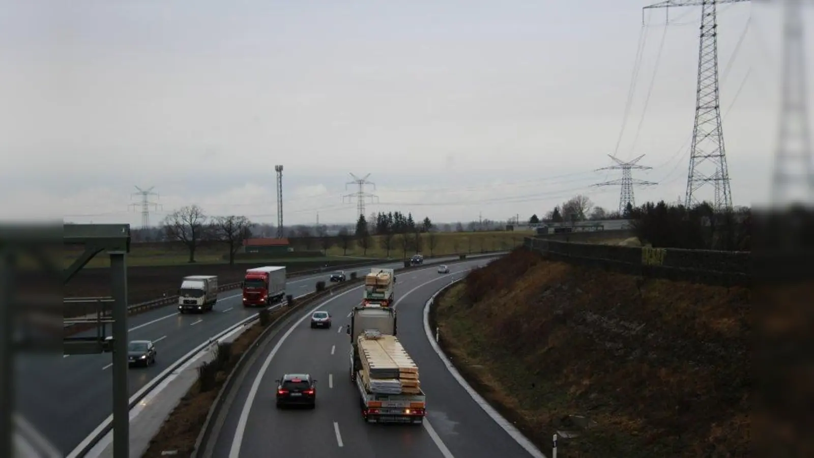 Entlang der A99 soll geprüft werden, ob eine neue Bahntrasse für den Güterverkehr entstehen kann. (Foto: sb)