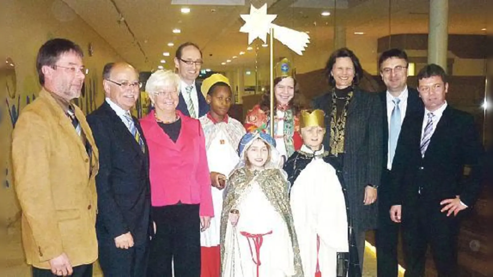 (V.li.): Bernhard Skrabal, Josef Mederer, Gerda Hasselfeldt, Bernhard Seidenath, Sternsinger (St. Nikolaus): Estephane Adjegan, Charlotte Deger, Nina Hupperich, Moritz Müller, Ilse Aigner, Pfarrer Christoph Rudolph, Peter Felbermeier.  (F.: VA)