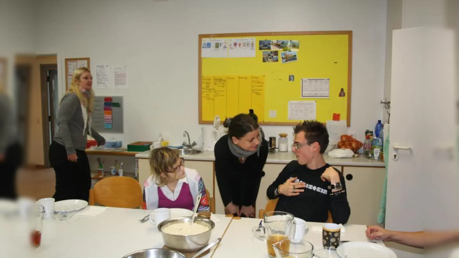 Mittagessen in der heilpädagogischen Tagesstätte: Die Erzieherinnen Birgit Seibt-Krause (l.) und Katrin Börner (m.) fragen die Jugendlichen nach ihren Schulerlebnissen. (Foto: bb)