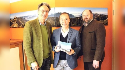 Herbert Reiter (Mitte) freute sich, an die beiden Bürgermeister Peter Solnar (links) und Josef Loferer (rechts) das erste Exemplar zu überreichen.	 (Foto: re)