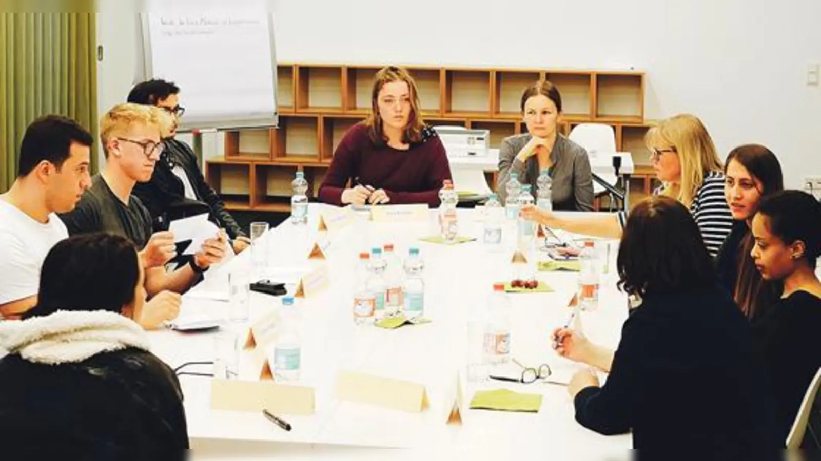 Das »Junge Bündnis für Geflüchtete« mit seiner Sprecherin Lea Richter (Mitte) bringt Geflüchtete und deutsche Institutionen zum Dialog an einen Tisch.	 (Foto: VA)