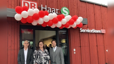 Freuen sich über das neue Haarer Bahnhofsgebäude aus Holz (von links): Alexander Bonfig vom Staatsministerium für Wohnen, Bau und Verkehr, Bahnhofsmanagerin Mareike Schoppe und der Erste Bürgermeister der Gemeinde Haar, Andreas Bukowski. (Foto: DB AG/Britta Barlage)