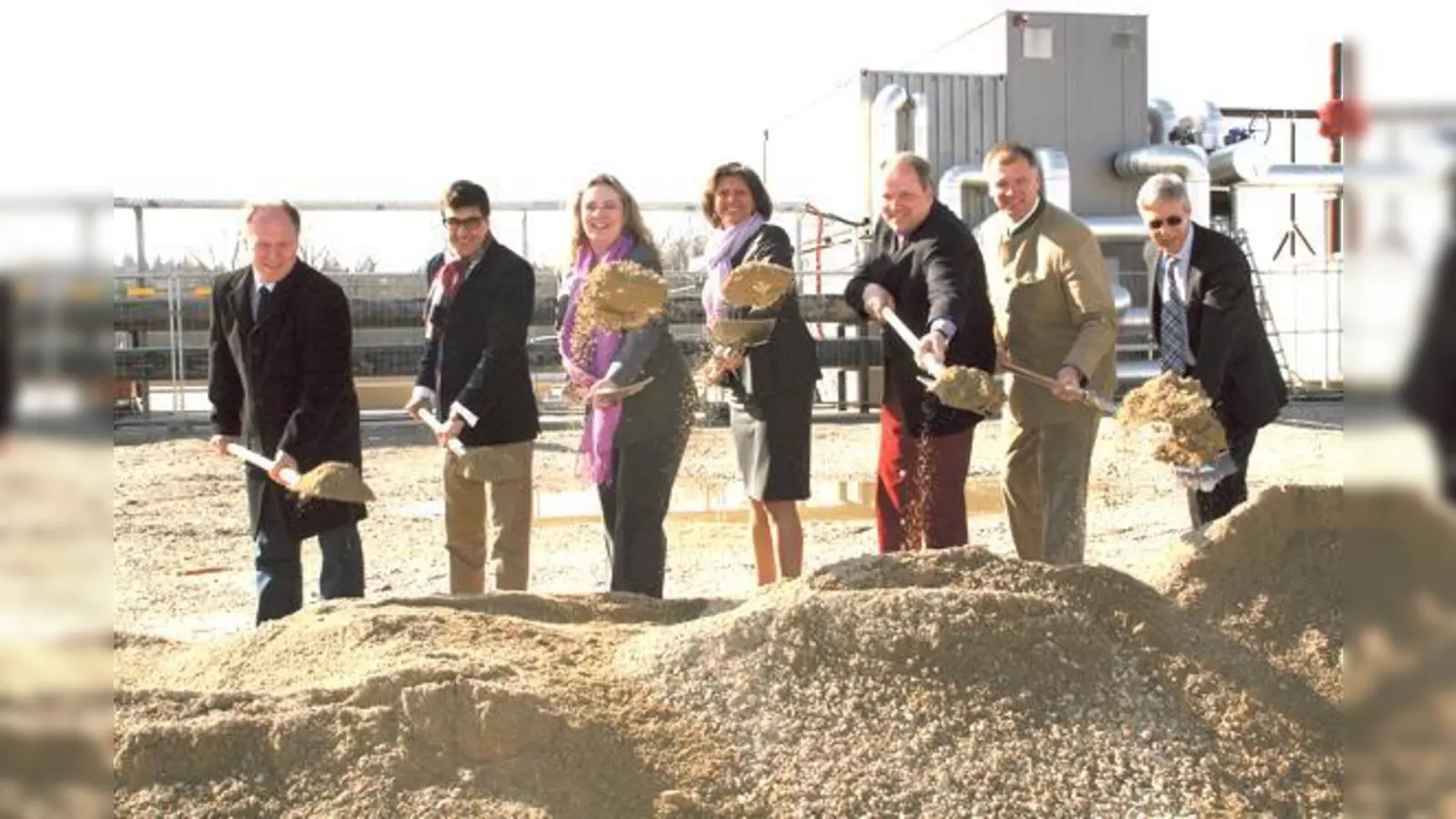 Spatenstich für eine Zukunft mit regenerativer Energie (v. l.): Thomas Hümmer, Curd Bems, MdL Kerstin Schreyer-Stäblein, Staatsministerin Ilse Aigner, stellvertr. Landrat Christoph Göbel, Bürgermeister Stefan Schelle und Jörg Ude. 	 (Foto: hol)