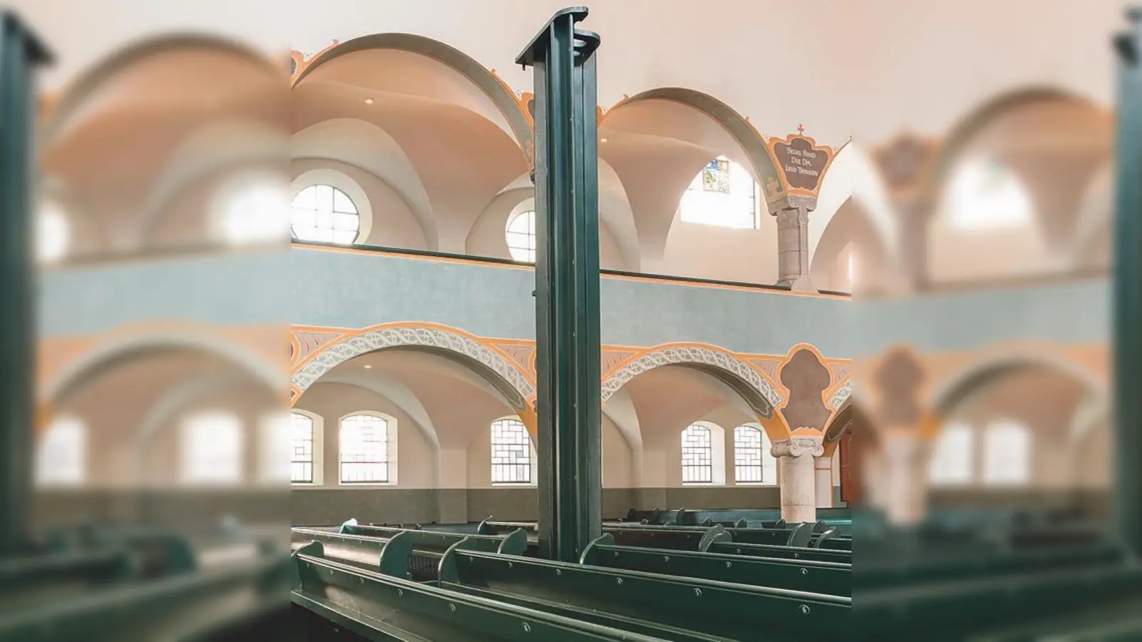 Kirchenbank im Raum: Die Installtion von Thomas Thiede in der Erlöserkirche.	 (Foto: VA)