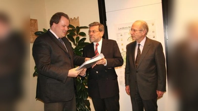 Fast 2.200 Unterschriften gegen den Mobilfunkmast-Standort auf TSV-Gelände übergaben Wolfgang Fahrenkamp und Rainer Peto (v.r.). Christoph Göbel (l.) wertete die Bürgerinitiative als Zeichen dafür, „wie sehr das Thema Mobilfunk die Gemüter bewegt“ und versprach mehr Transparenz der Diskussionen. (Foto: US)