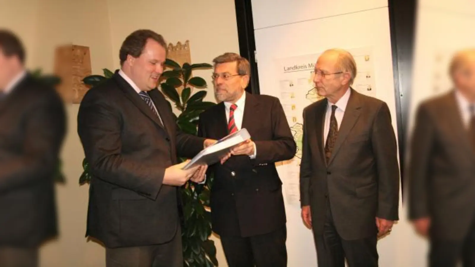 Fast 2.200 Unterschriften gegen den Mobilfunkmast-Standort auf TSV-Gelände übergaben Wolfgang Fahrenkamp und Rainer Peto (v.r.). Christoph Göbel (l.) wertete die Bürgerinitiative als Zeichen dafür, „wie sehr das Thema Mobilfunk die Gemüter bewegt“ und versprach mehr Transparenz der Diskussionen. (Foto: US)