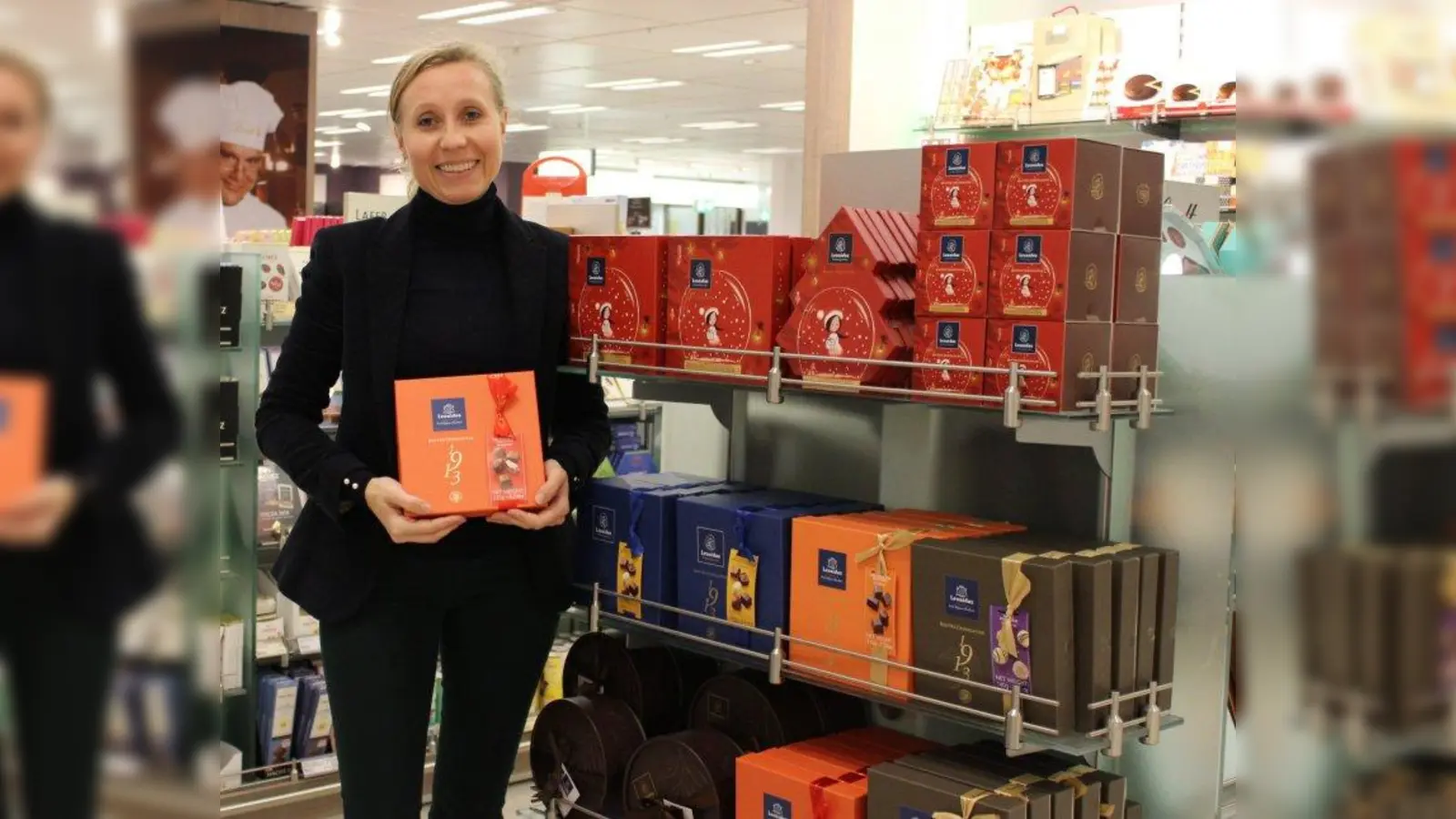 Olga Mathius, Mitarbeiterin der Confiserie Leonidas, präsentiert die belgischen Pralinen, die seit kurzem in der Süßwarenabteilung der Galeria Kaufhof am Rotkreuzplatz erhältlich sind. (Foto: sb)